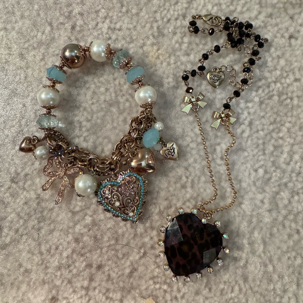 BETSEY JOHNSON PURPLE LEOPARD HEART NECKLACE AND BLUE MERMAID BRACELET SET